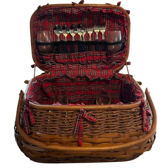 DELUXE PICNIC TIME BASKET 21\